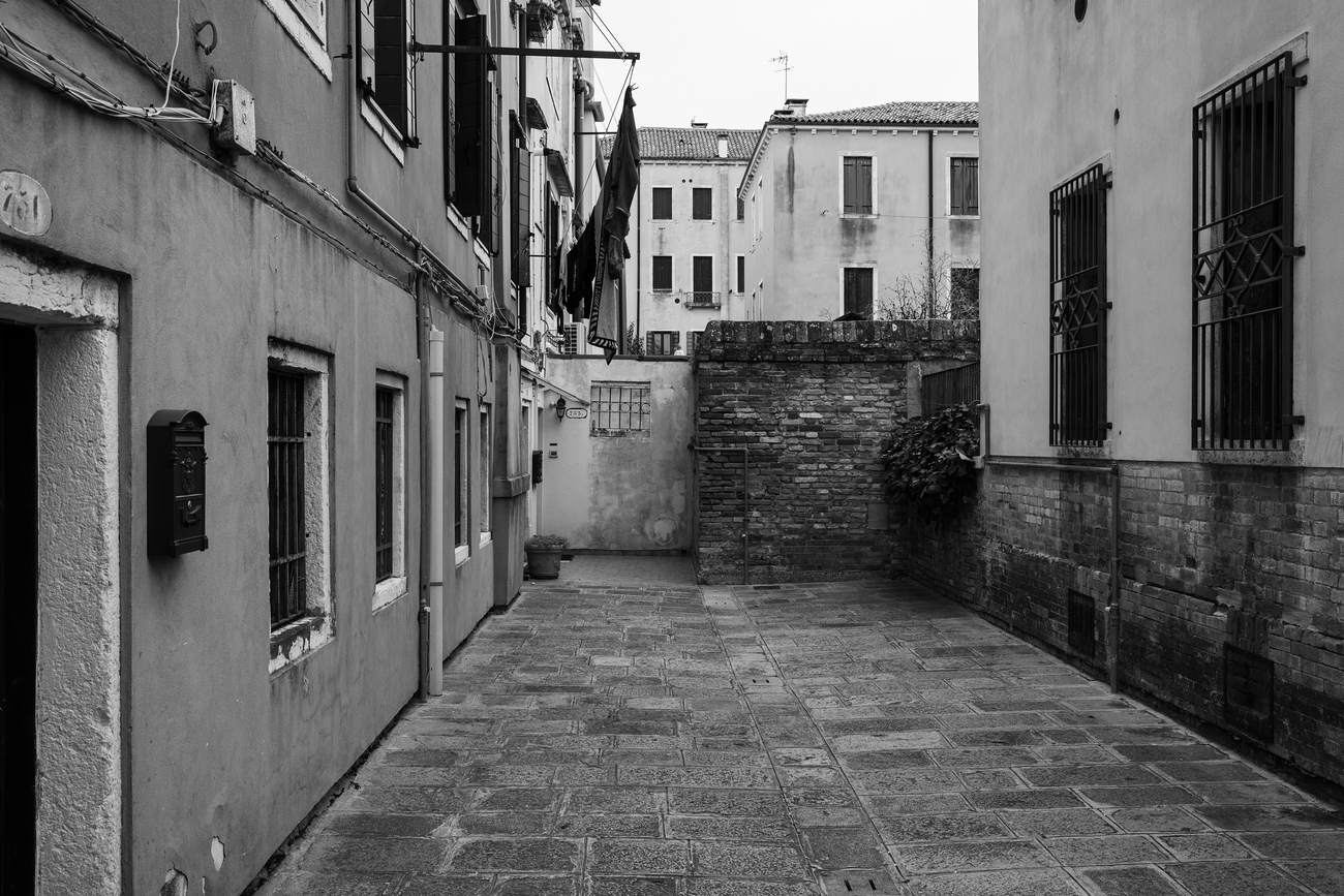 Pohled mezi domy z ulice Calle de la Cereria